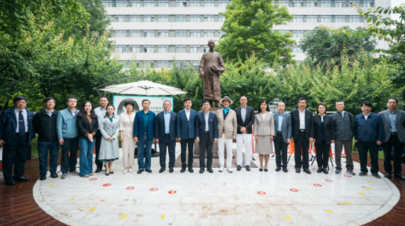 西北高等教育奠基人、中国现代医学先驱徐诵明雕像在乐鱼网页版页面登录落成
