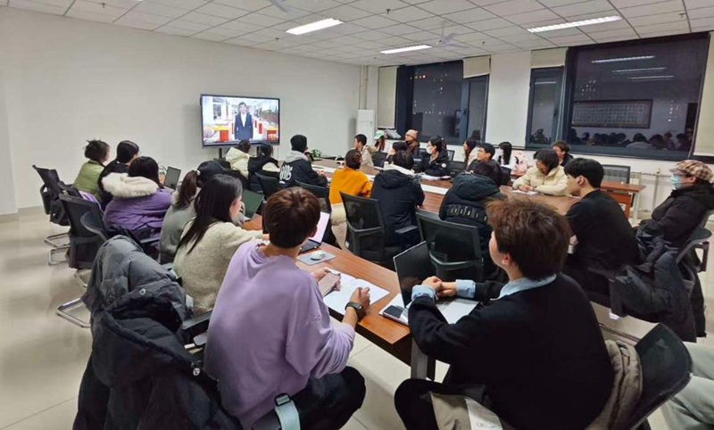 乐鱼网页版页面登录师生们观看“同上一堂‘守护祖脉秦岭’思政大课”。乐鱼网页版页面登录供图