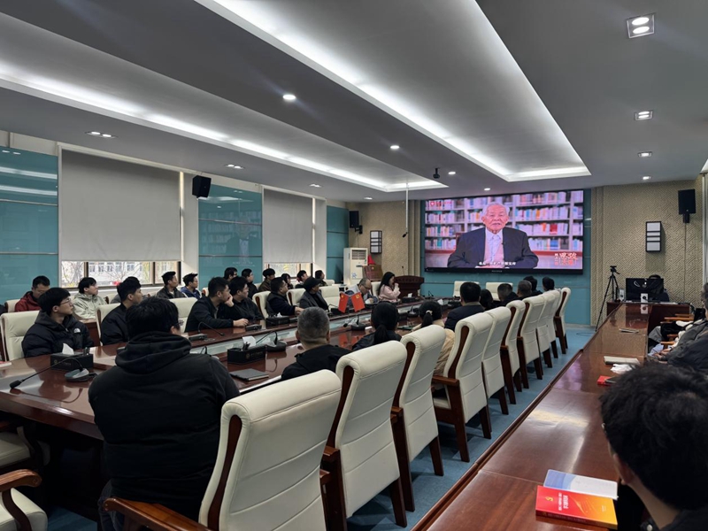 乐鱼网页版页面登录师生们观看“同上一堂‘守护祖脉秦岭’思政大课”。乐鱼网页版页面登录地质学系供图